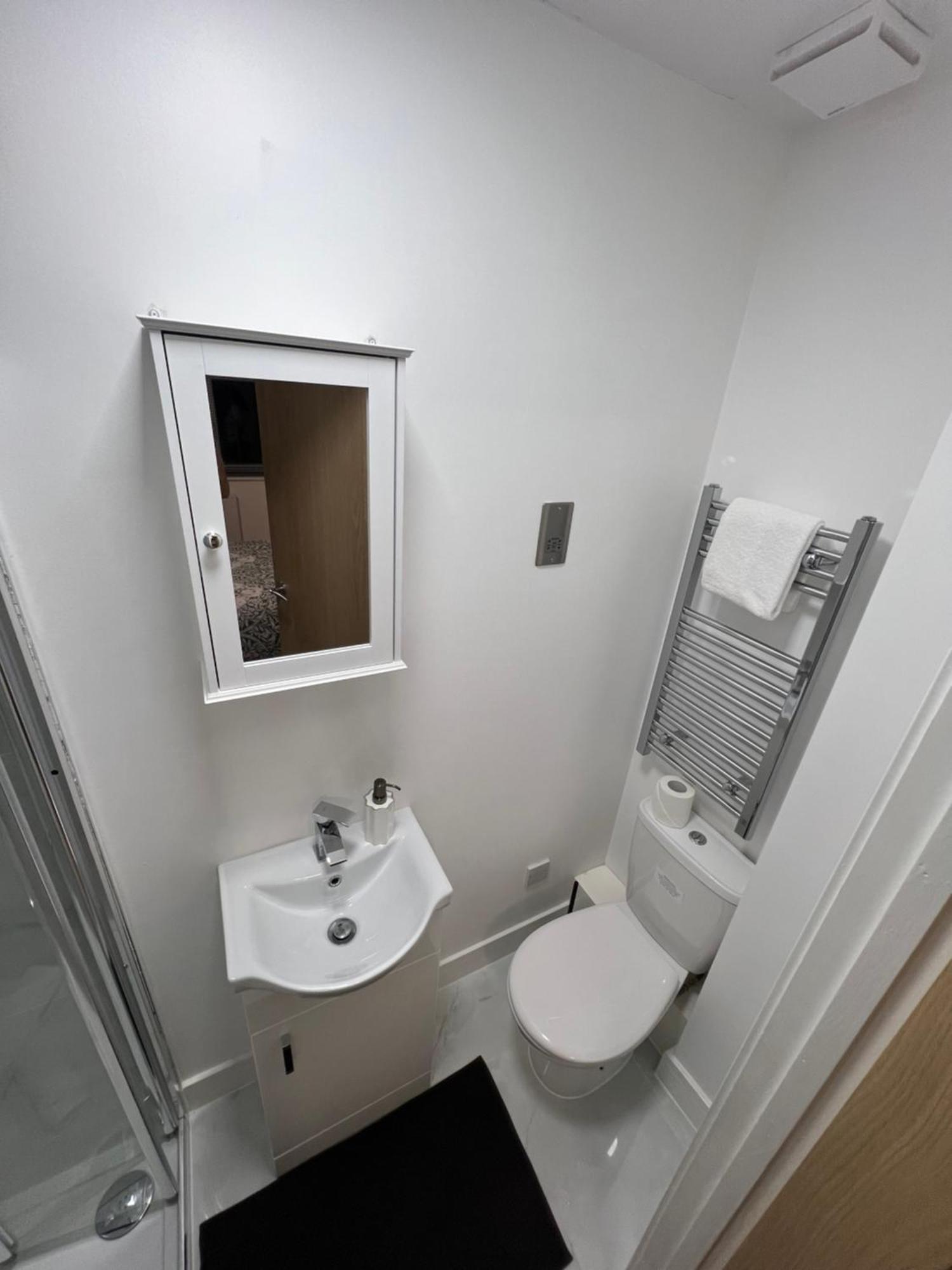 Modern Suite Feltham Exterior photo